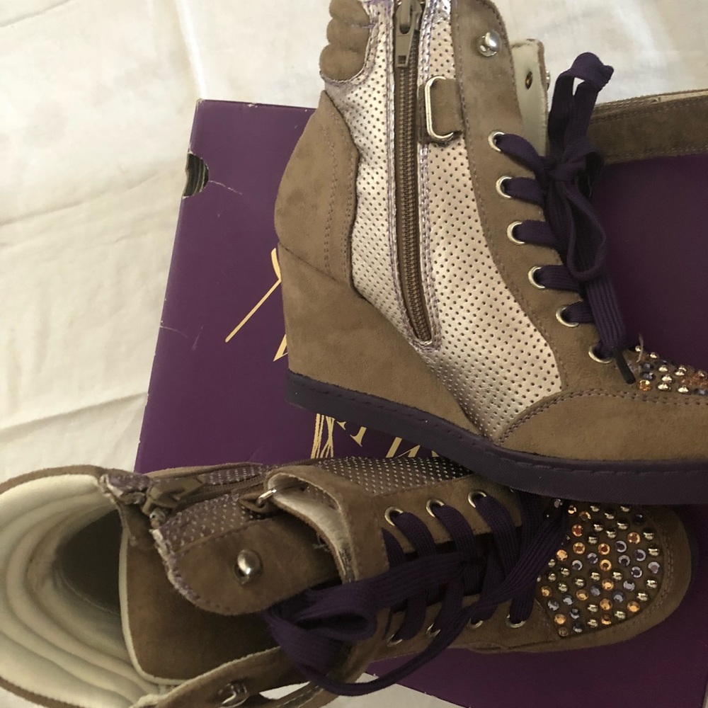 Shoes - Picture 2 of 4